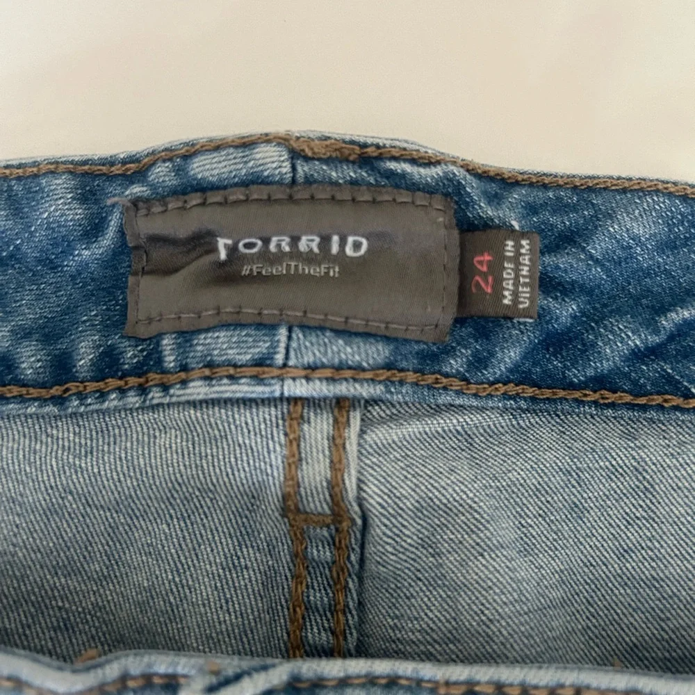 Torrid Cut Off Shorts Women's Plus Size 24 Light‎ Blue Denim Raw Hem Stretch
